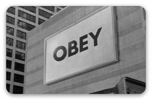 Obey - samolepka na kartu